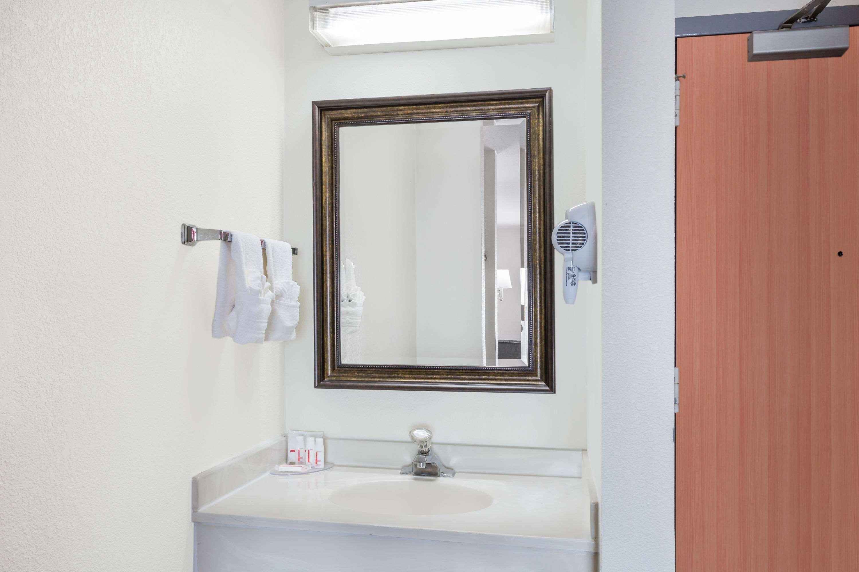 Clarion Pointe - Coliseum Area Hotel Greensboro