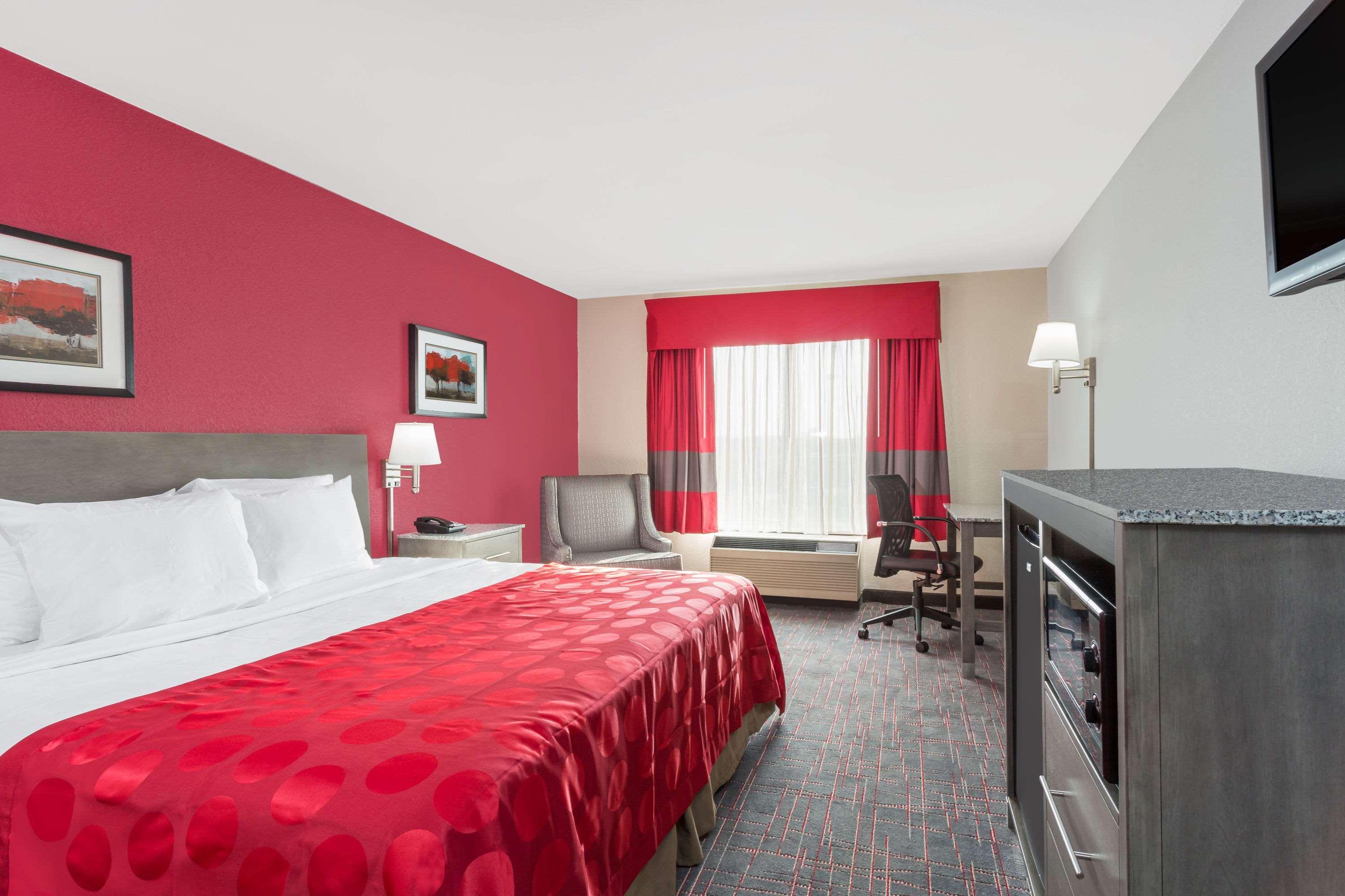 Hotel Clarion Pointe - Coliseum Area