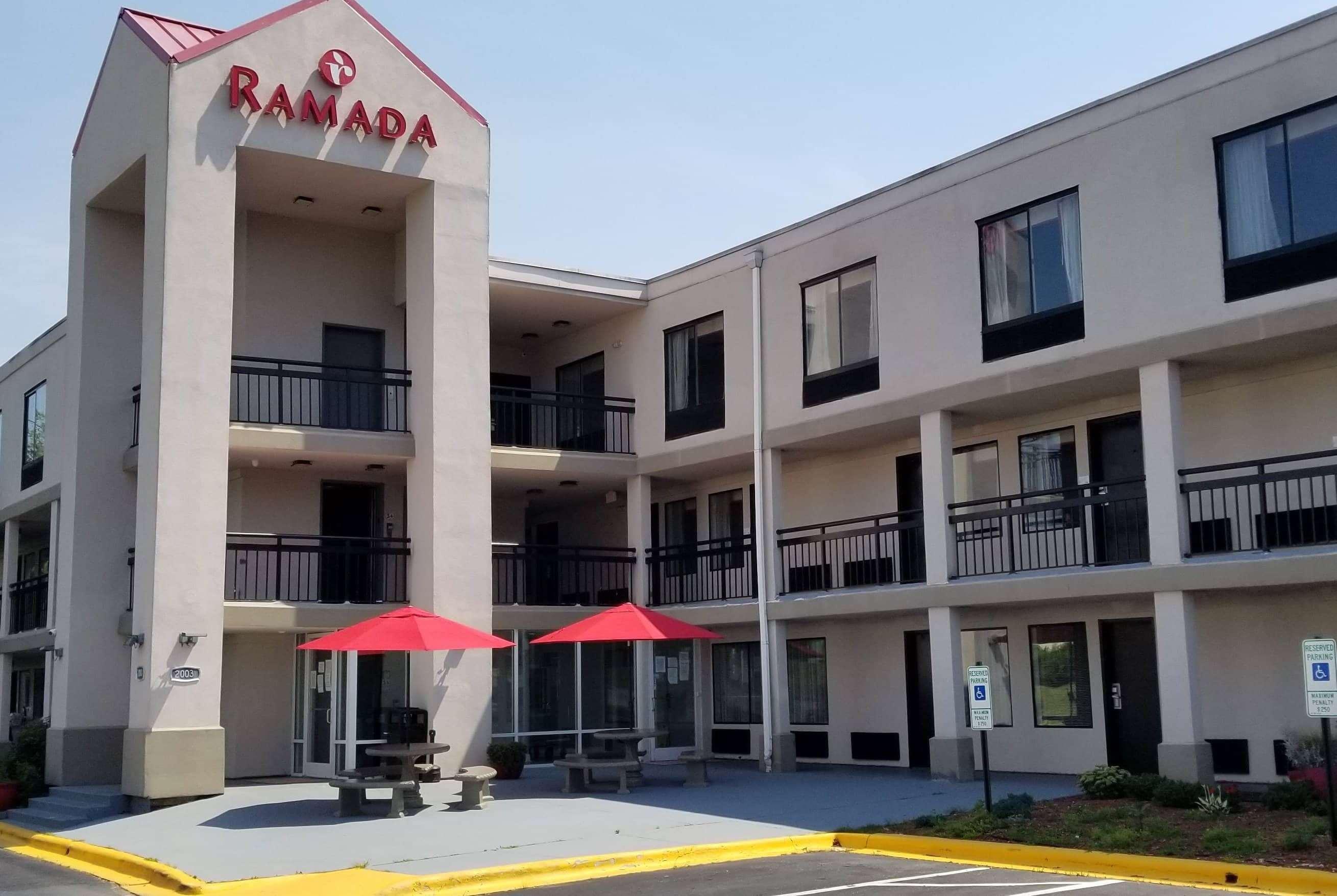 Clarion Pointe - Coliseum Area Hotel