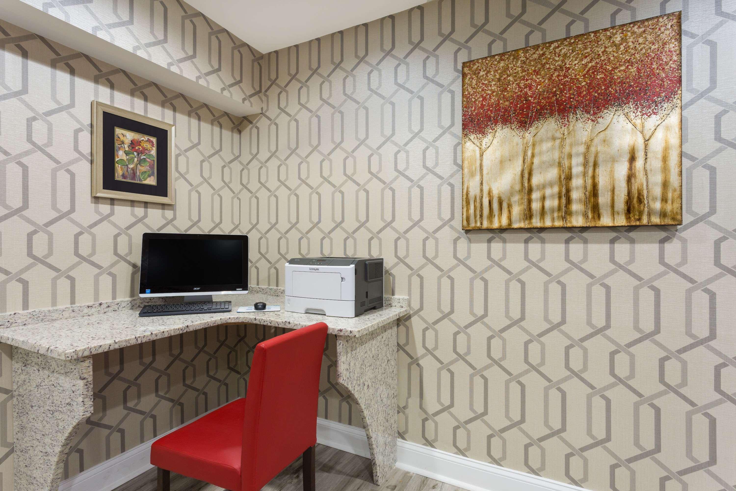 Clarion Pointe - Coliseum Area Hotel