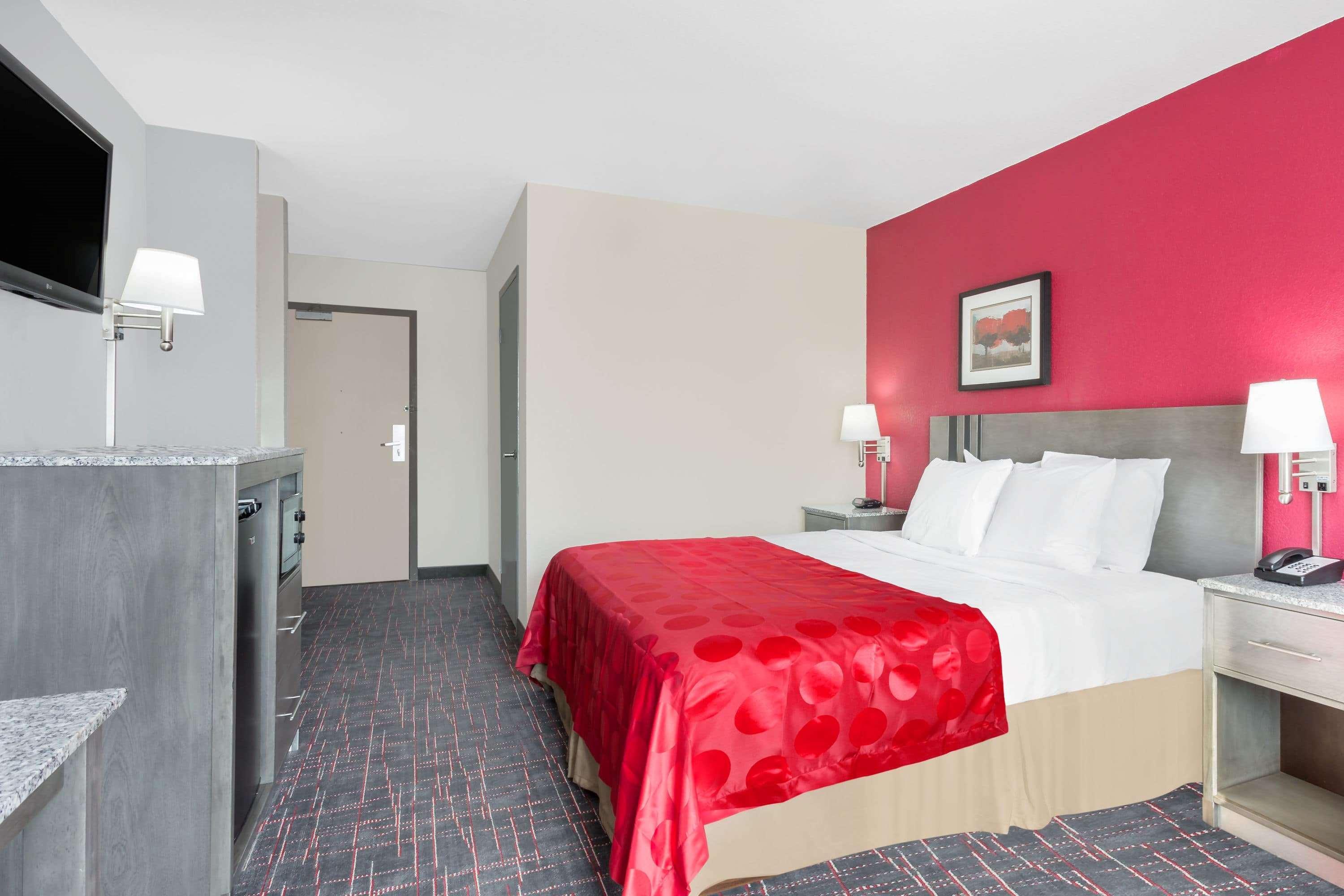 Clarion Pointe - Coliseum Area Hotel
