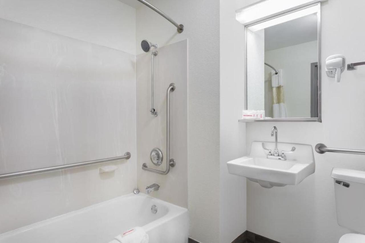Clarion Pointe - Coliseum Area Hotel
