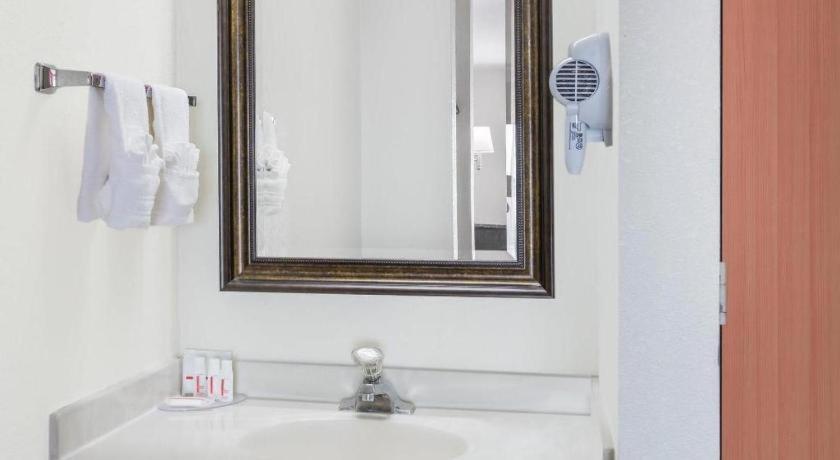 Hotel Clarion Pointe - Coliseum Area