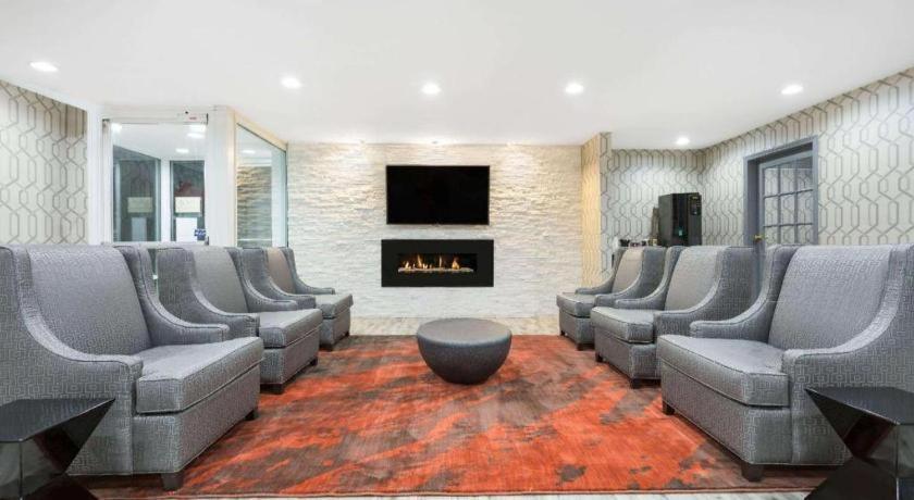 Clarion Pointe - Coliseum Area