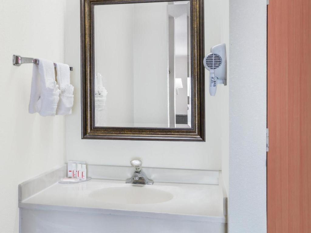 Clarion Pointe - Coliseum Area 2*