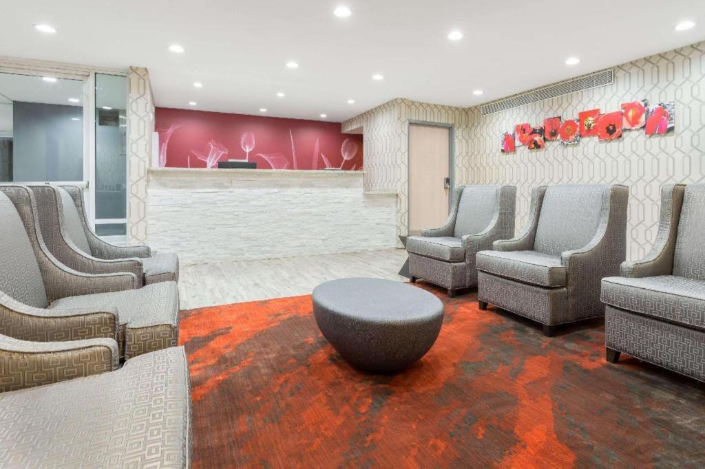 Clarion Pointe - Coliseum Area Hotel