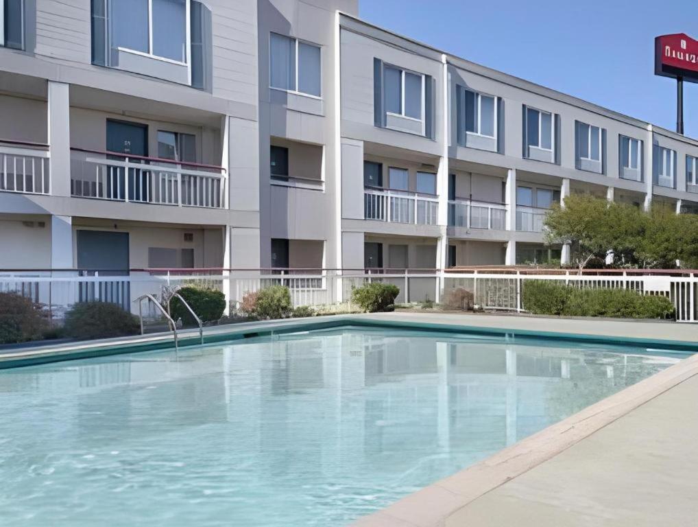 Hotel Clarion Pointe - Coliseum Area 2*