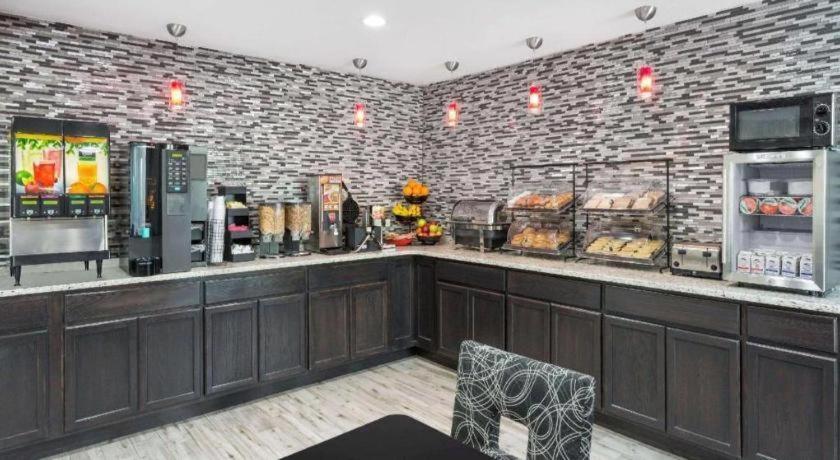Clarion Pointe - Coliseum Area Hotel