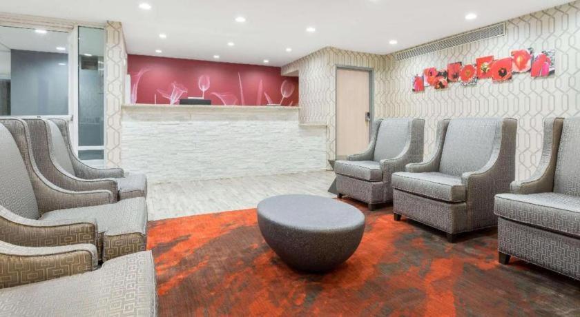 Clarion Pointe - Coliseum Area