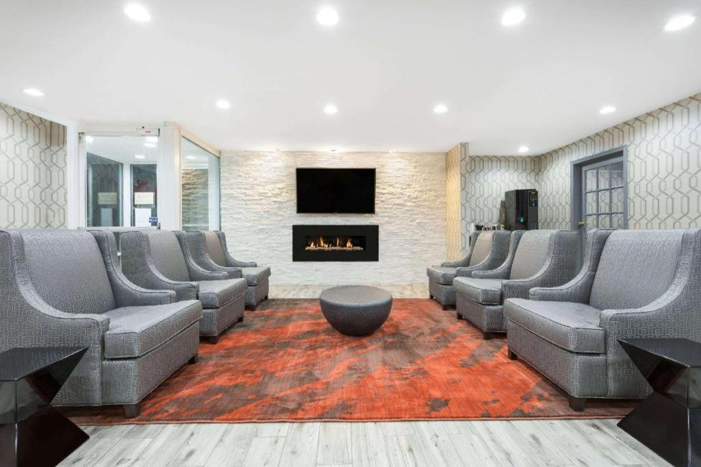 Clarion Pointe - Coliseum Area 2*