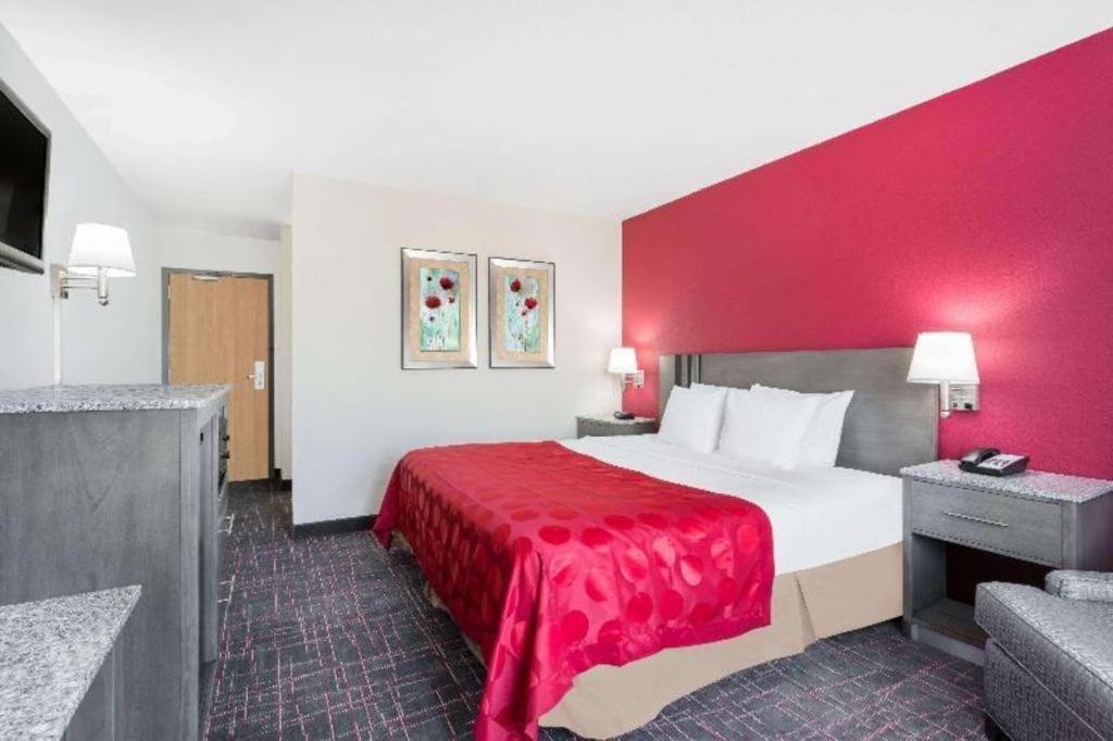 Clarion Pointe - Coliseum Area 2*