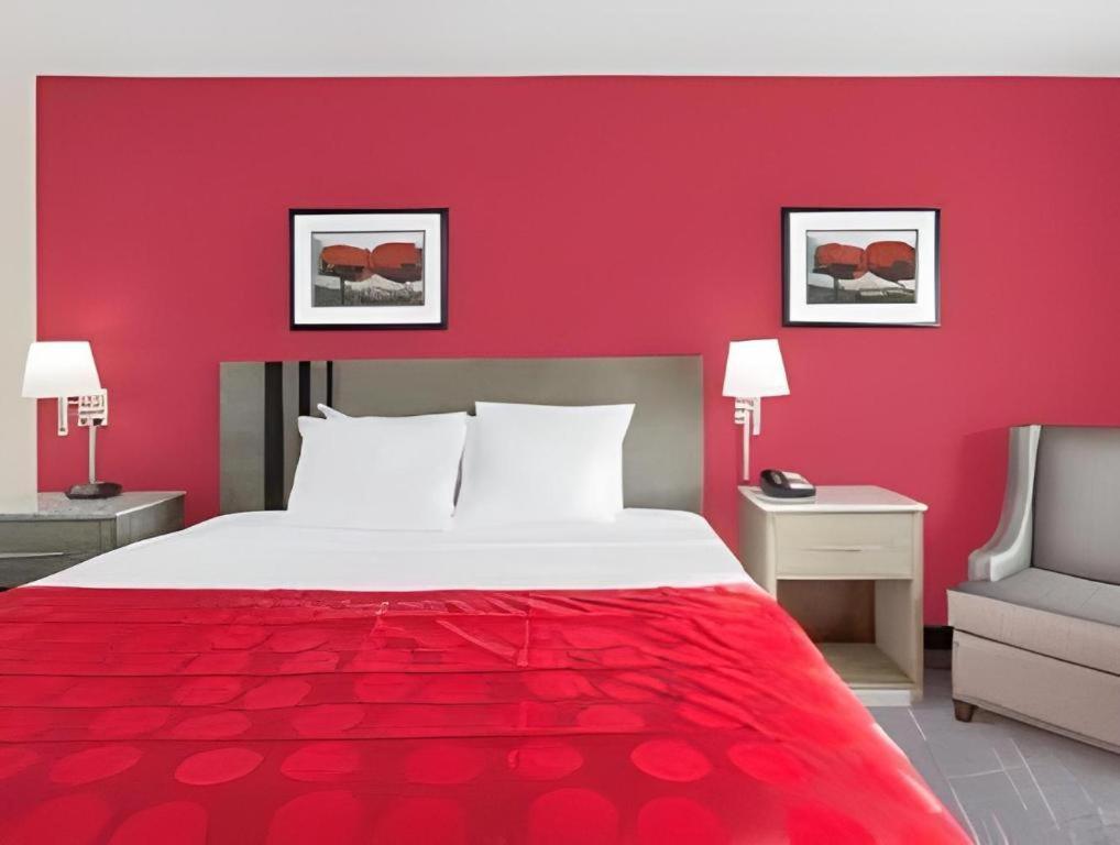 Clarion Pointe - Coliseum Area Hotel