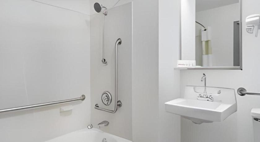 Hotel Clarion Pointe - Coliseum Area Greensboro
