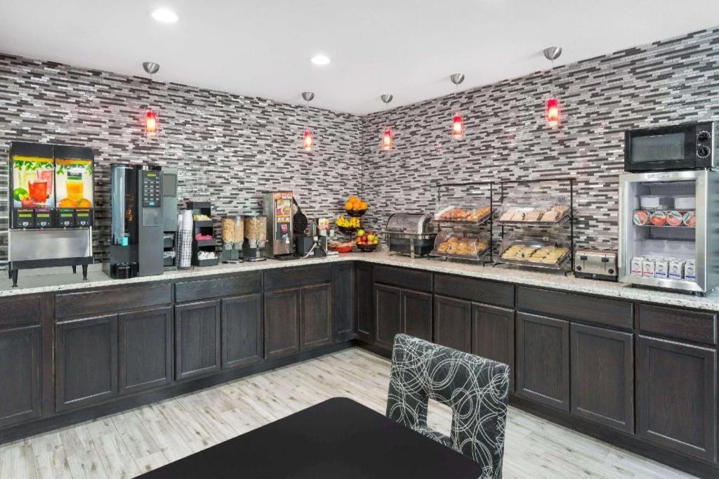 Clarion Pointe - Coliseum Area