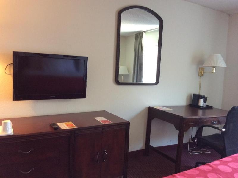 Clarion Pointe - Coliseum Area